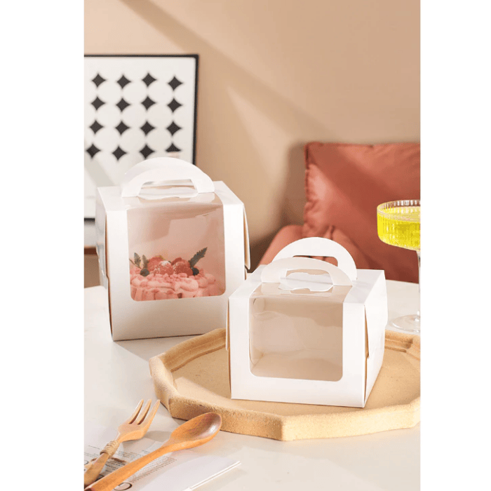 Phụ Kiện Trang Trí Bánh Kem: Nên Chọn Chất Liệu Giấy, Nhựa Hay Mica?