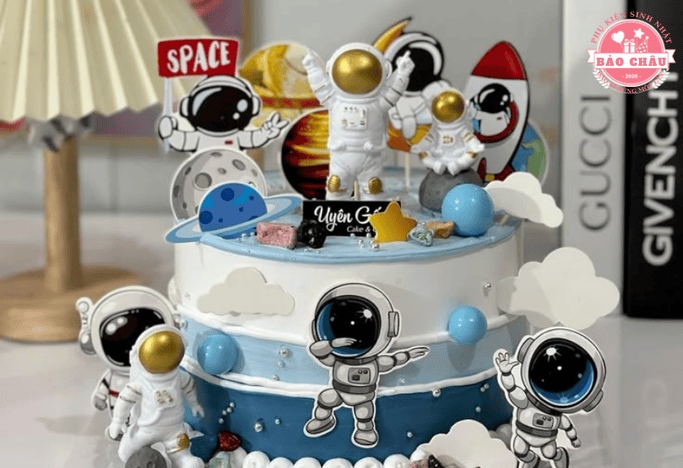 Phụ Kiện Bánh Kem Chủ Đề Phi Hành Gia: Vì Sao Lại Gây Sốt Cho Các Bé Trai?